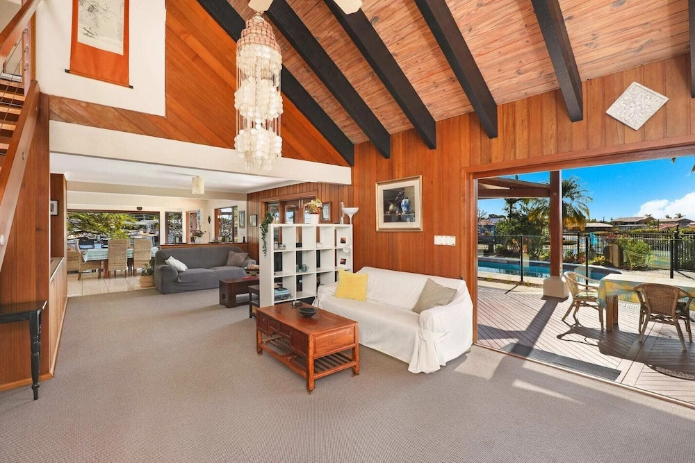 Schman55-Waterfront, Resort-Style Entertainer
