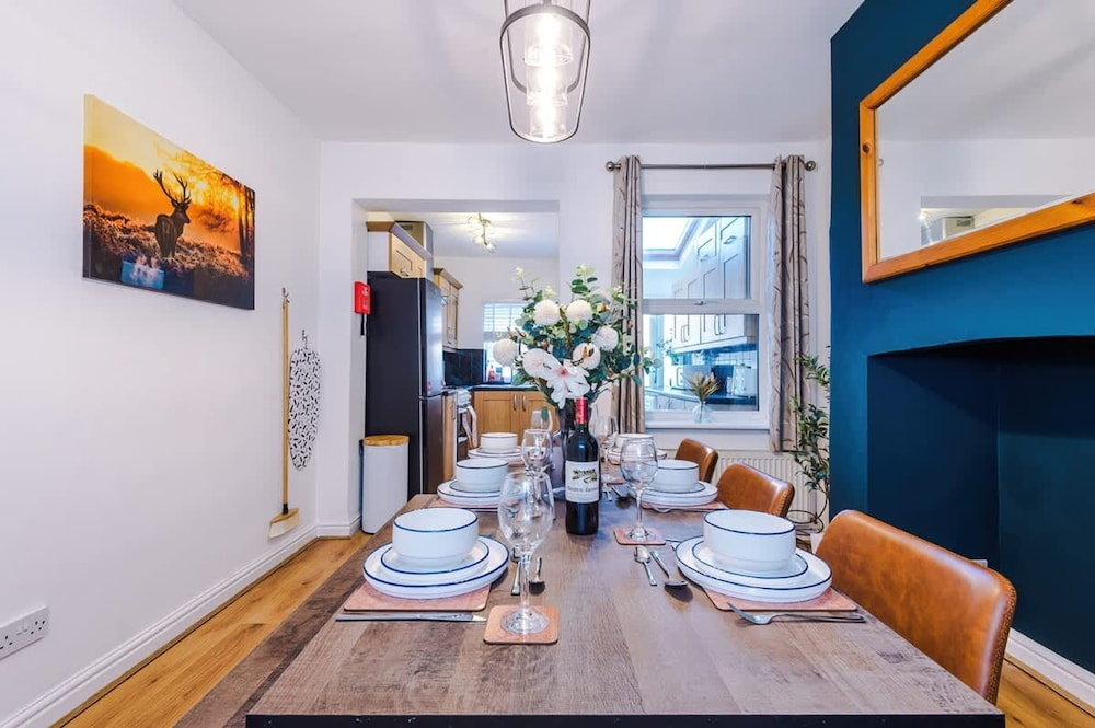 NEW Spacious Stylish Home City Centre Sleep 4