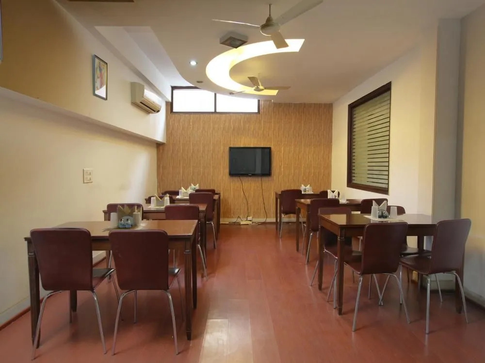 OYO 2216 Hotel Live Inn