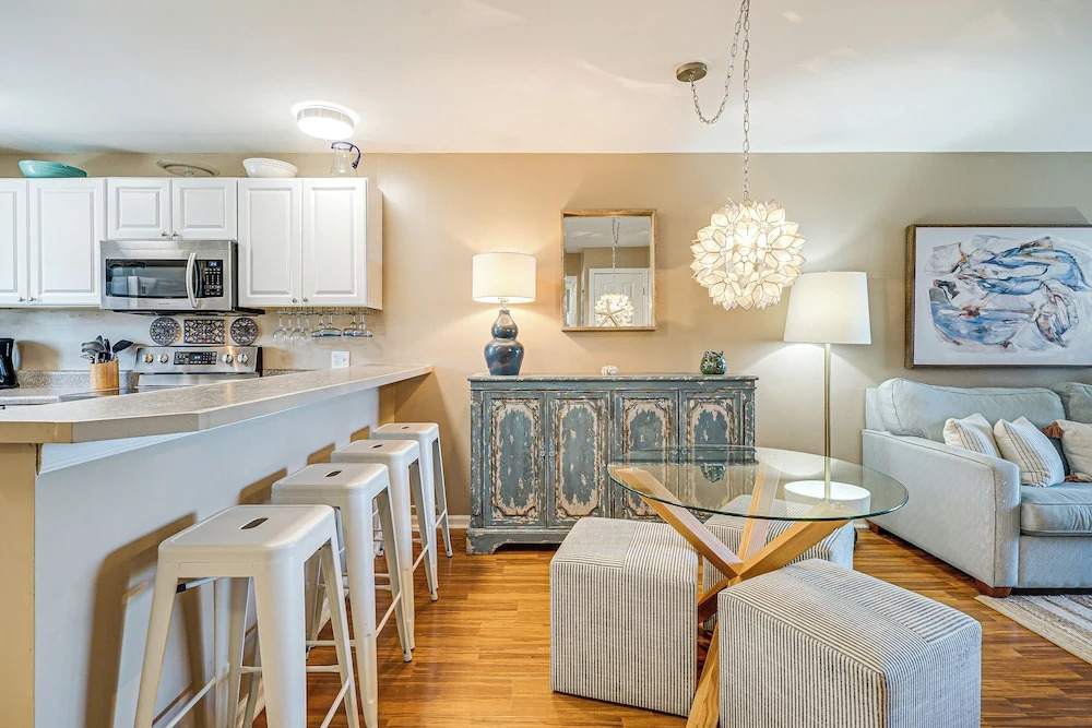 Breezy Carolina Beach Condo w/ Balcony & Pools!