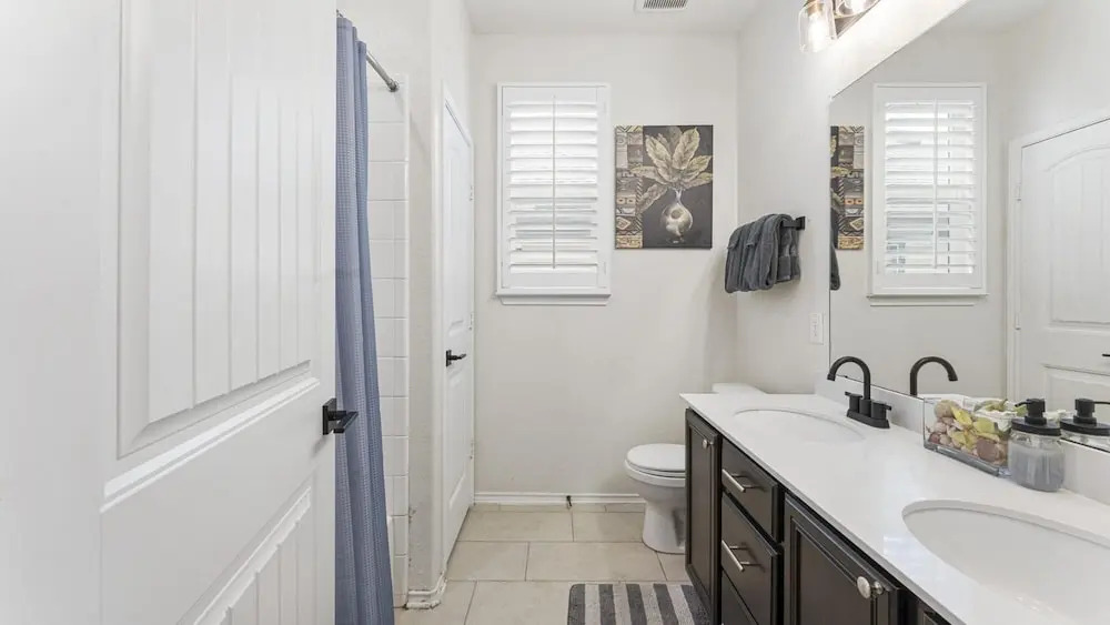 Cozy 4BR House Close to Cota DT w Fast Wifi