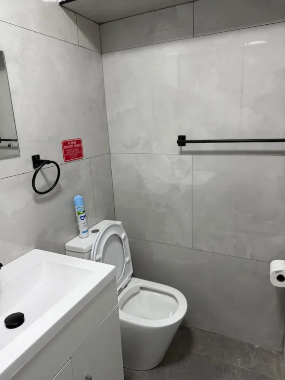 1 Bed Flat - Sleeps 2 - Parking - Wifi