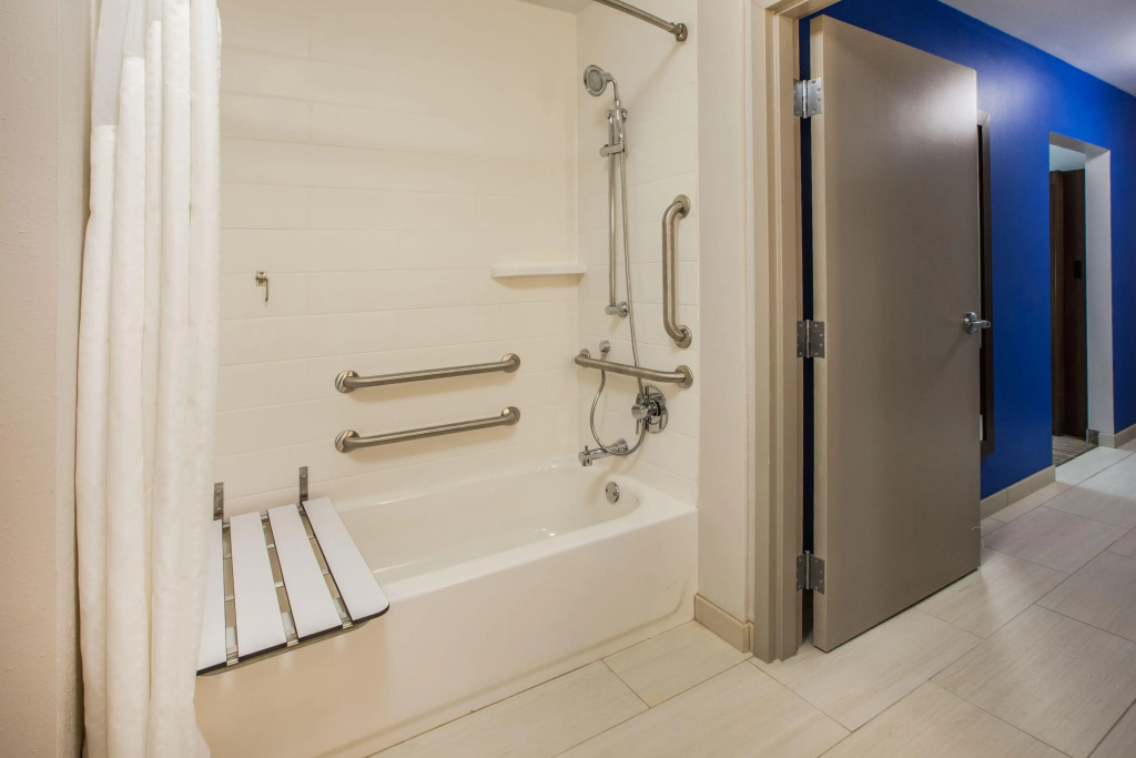 Holiday Inn Express & Suites - Redding by IHG