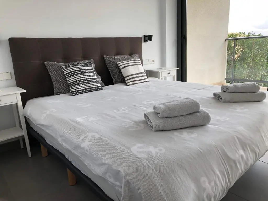 Apartment - Sleeps 4 - Parking - Garden - Pool