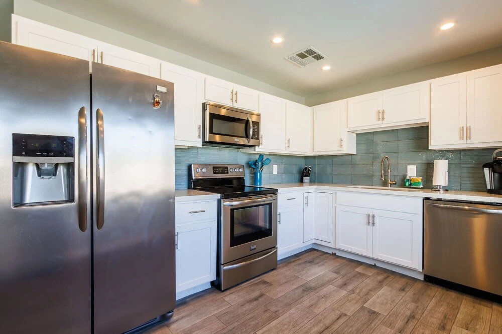 4BR Sleeps 8 Heated Pool Yard Games Bbq!