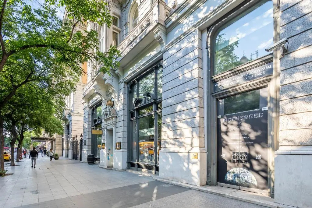 Central Luxury Apartment with AC