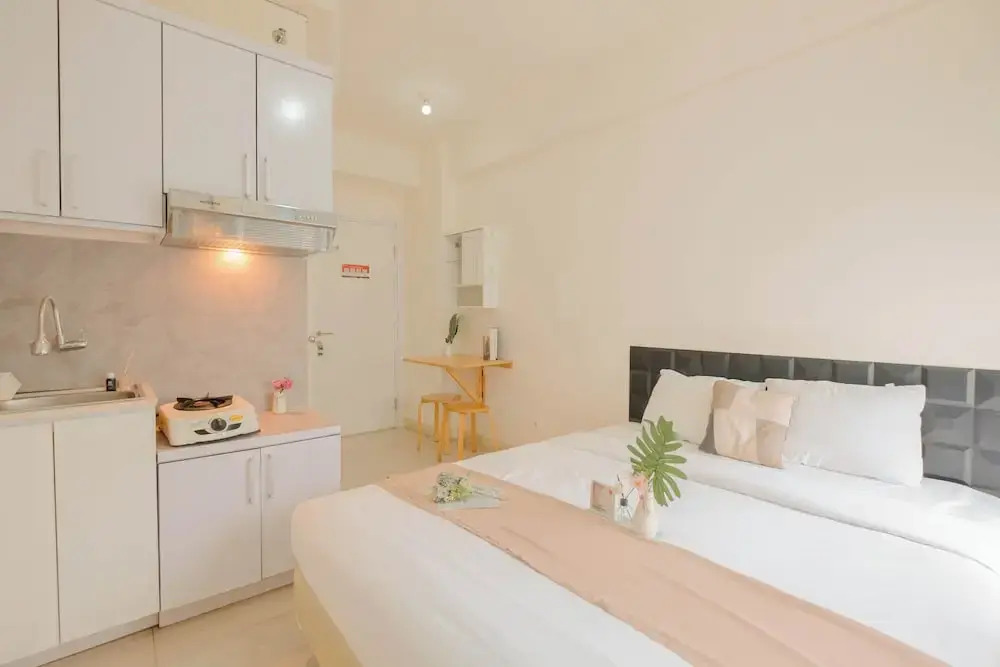 Cozy Studio with Direct Access to Mall at Green Pramuka Apartment