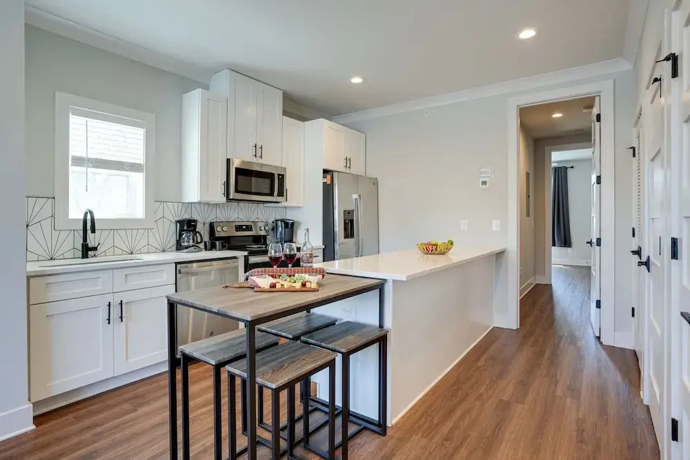 Modest Melrose - 5 Mins to Broadway - Rooftop Deck