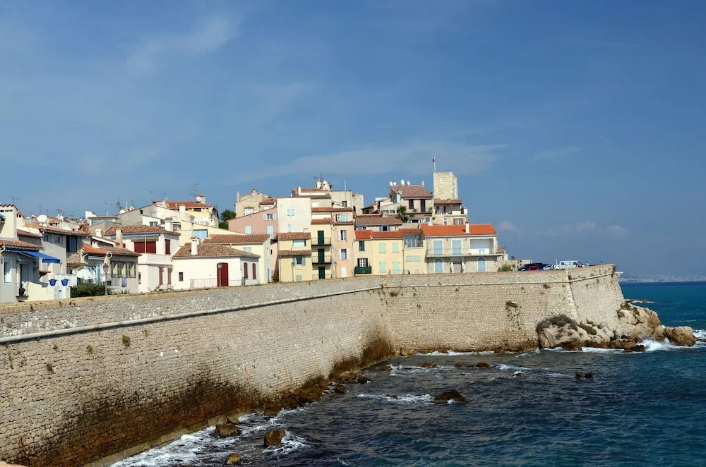 2P Vieil Antibes balcon sur la Marina