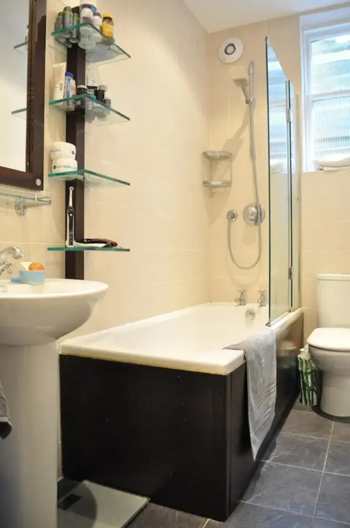 Bright 1 Bedroom Apartment in Great Location