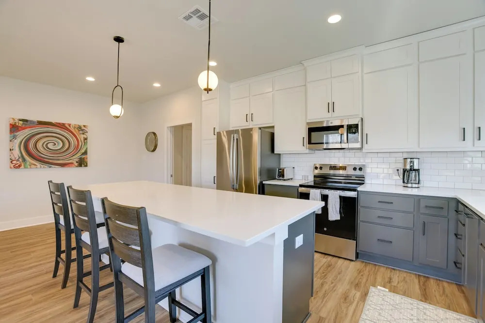 Walk to Restaurants: Modern Escape Near Kyle Field