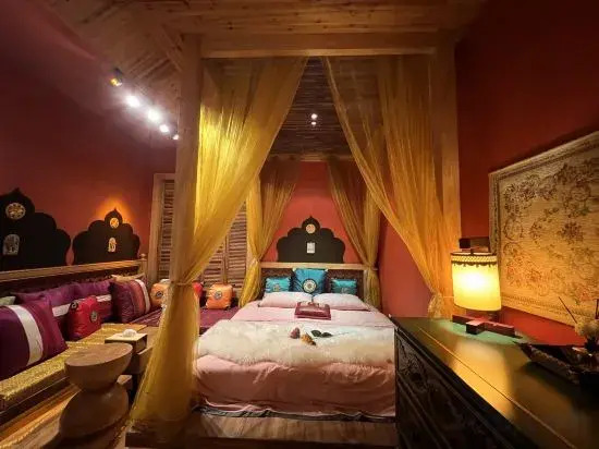 Artistic serendipity house on Dianchi Lake
