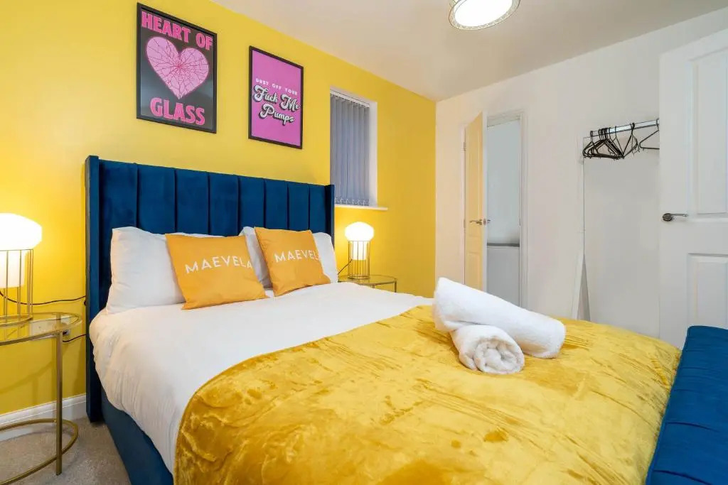 COSY Stylish 2 Bed House ✘ L SHAPE SOFA ☆ FREE PARKING, 2 Car Spaces → With 55 Inch Smart TV, FREE NETFLIX & WIFI - BY MAEVELA®