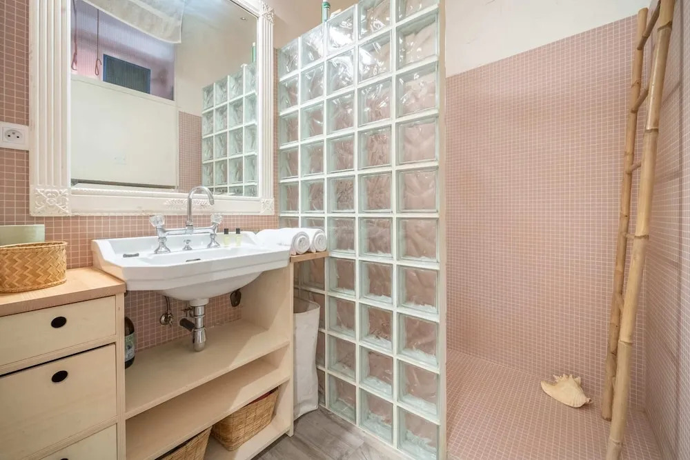 Amazing 2BR Apt With Big Patio 3 Mins From Poissonnière