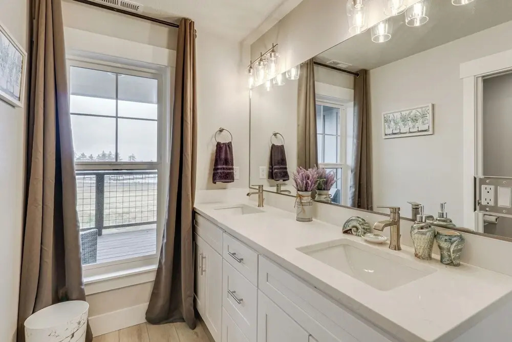 Columbia River Views: Spacious Hammond Getaway!