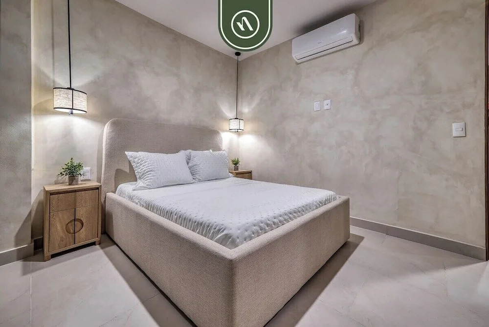 Luxury 2 BR Condo Near Beaches - Pools - Gym