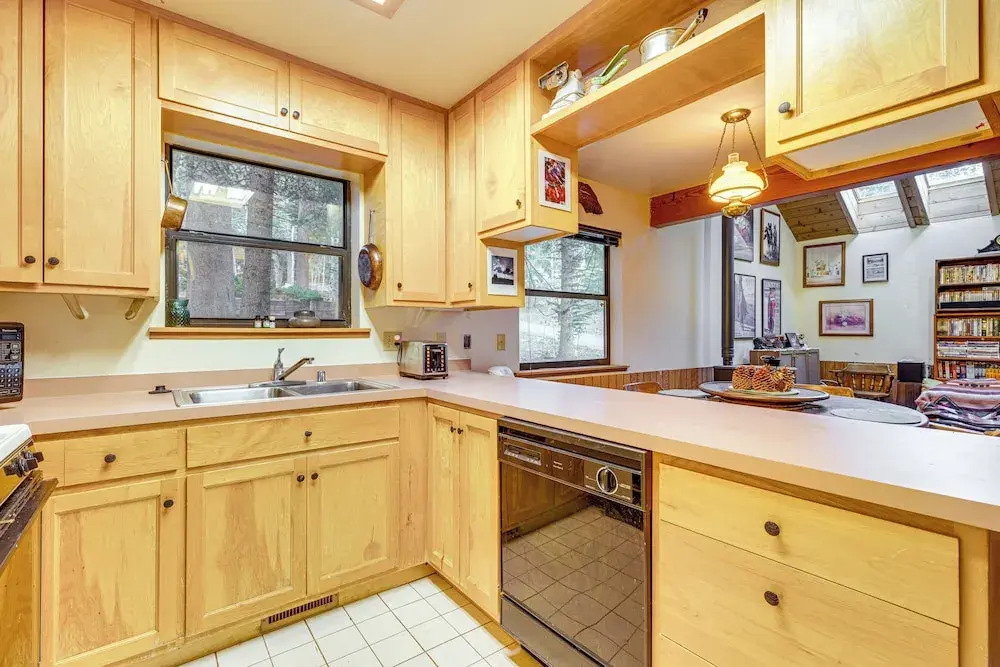 1 Mi to Skiing! Cabin Hideaway on June Lake Loop