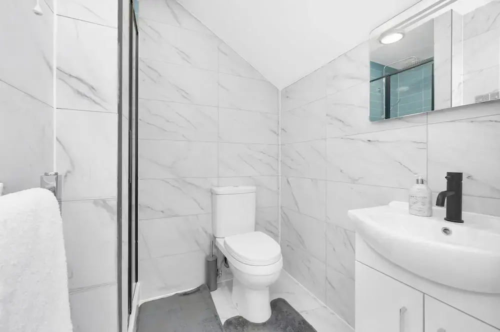 Stylish 4-bed Apartment - Parking & Central Links