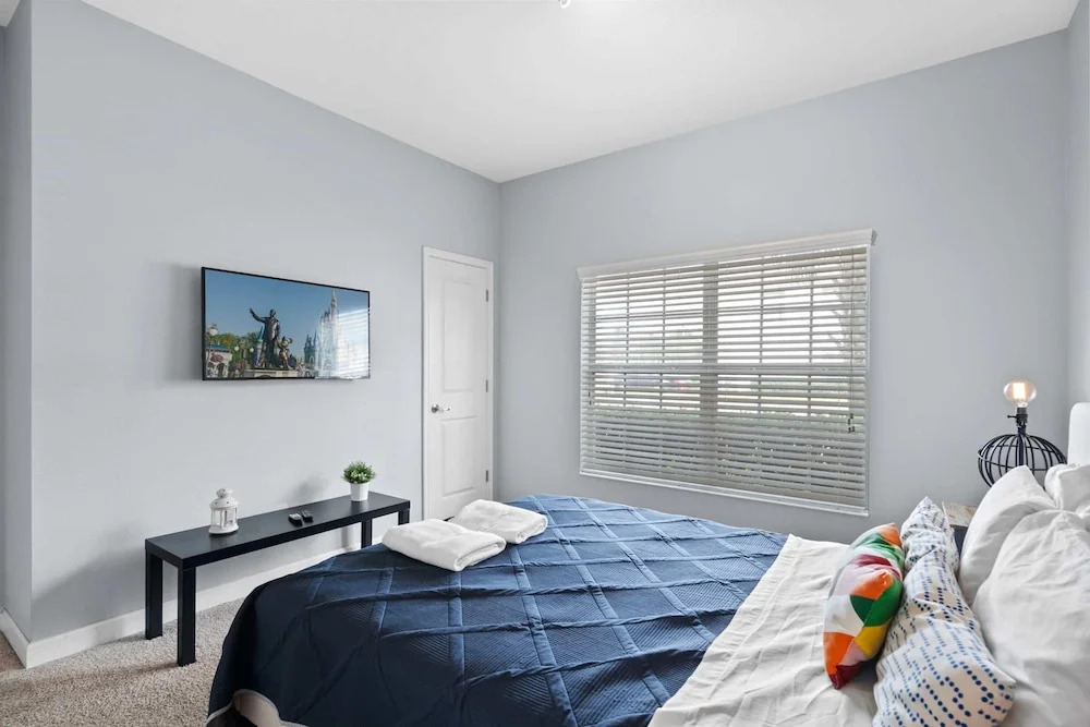 Spacious 4BR Townhome With Pool at Storey Lake