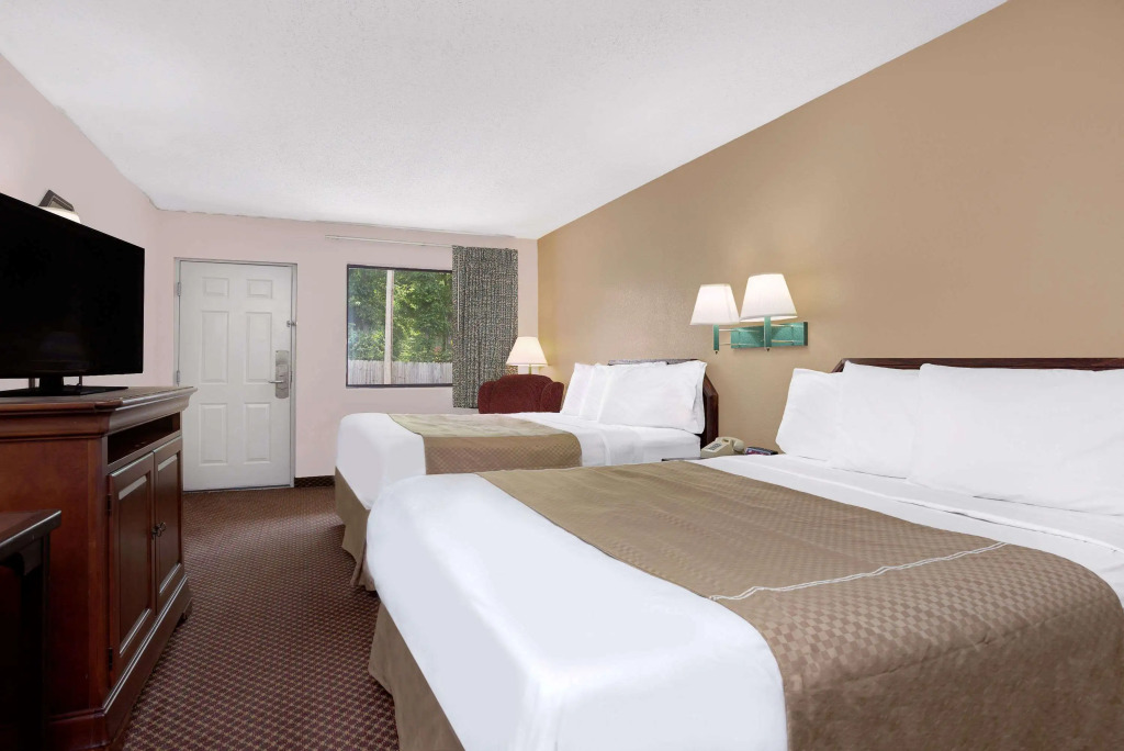 Days Inn by Wyndham Macon I-475