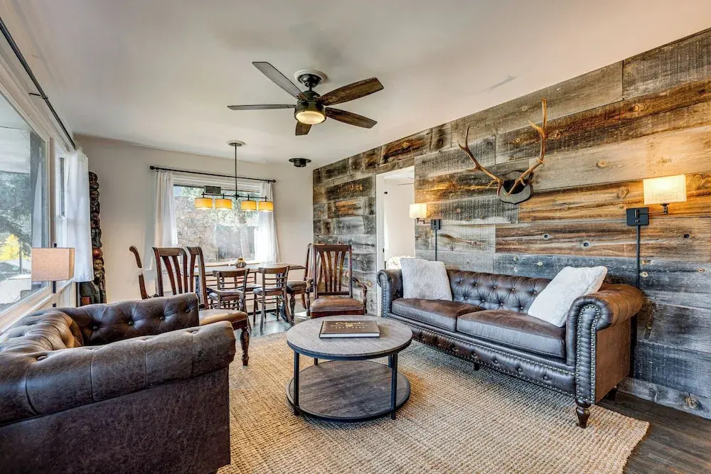 Mtn-view Retreat w/ Deck & Hot Tub in Estes Park