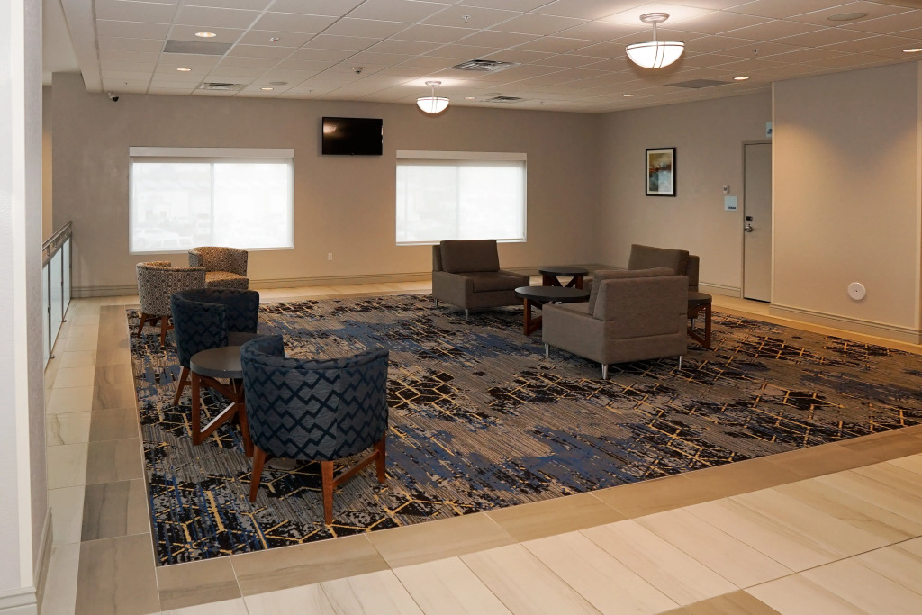 Holiday Inn Express & Suites - Aurora Medical Campus by IHG