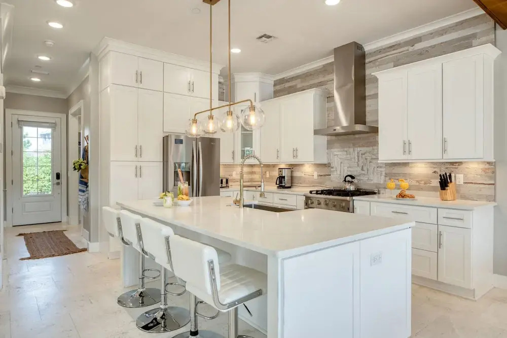 Edgewater by Avantstay Gorgeous Character Lakefront Home w/ Private Dock