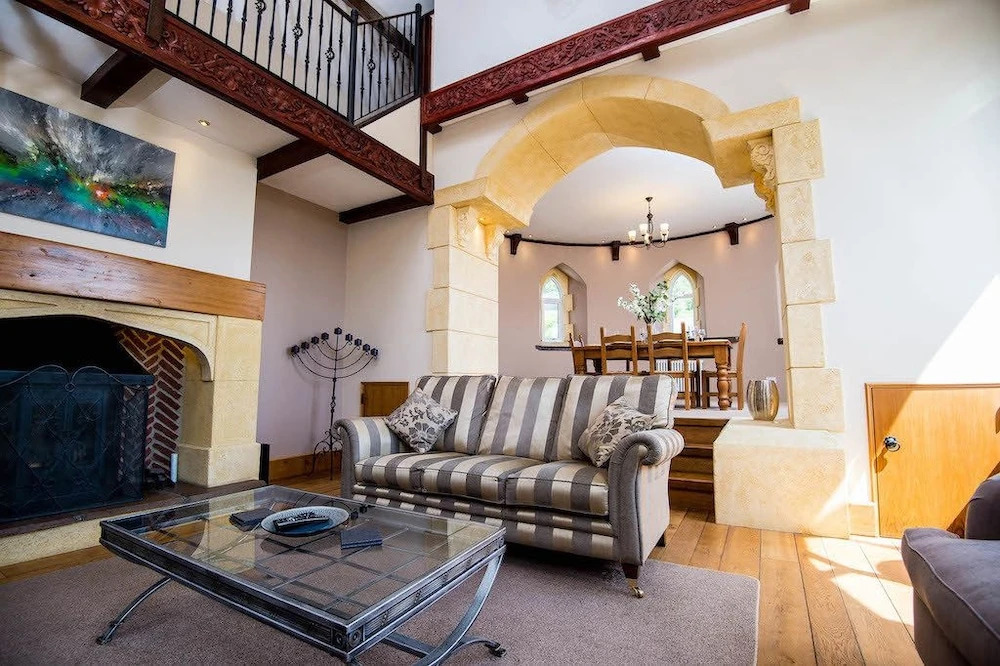 The Old School - An impressive countryside retreat, yet close to the coast