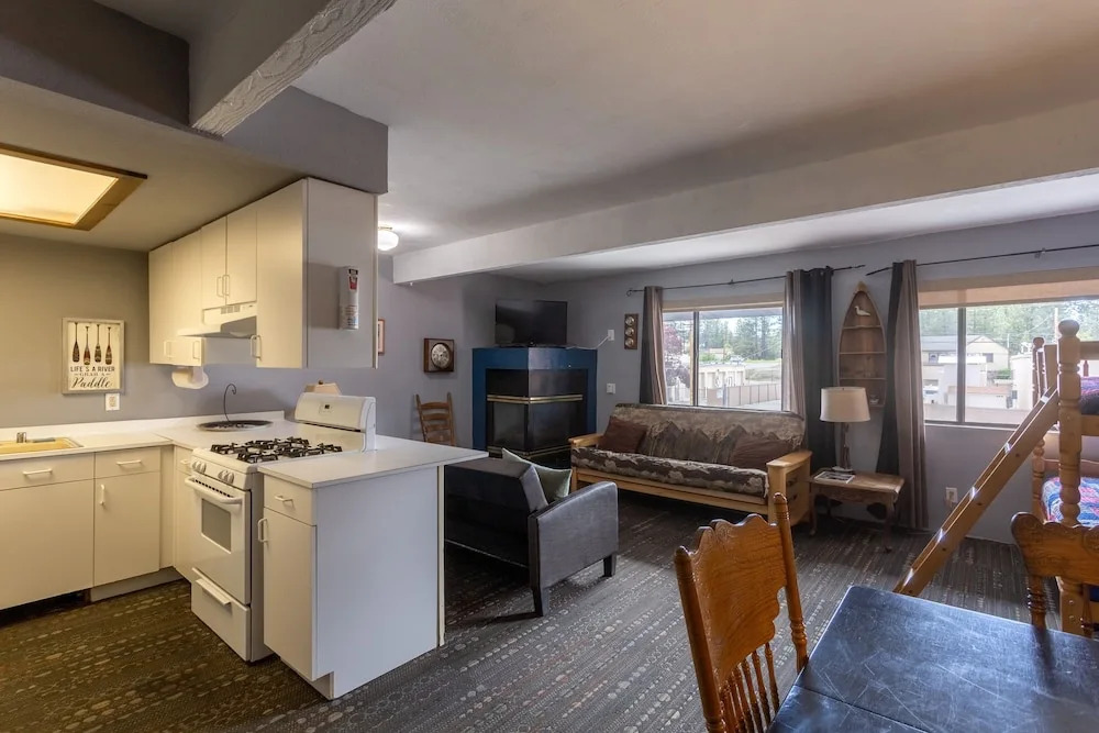 03 - Grizzly Bear 1 Bedroom Home by Redawning