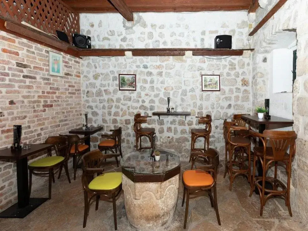 Lav Hostel & Café
