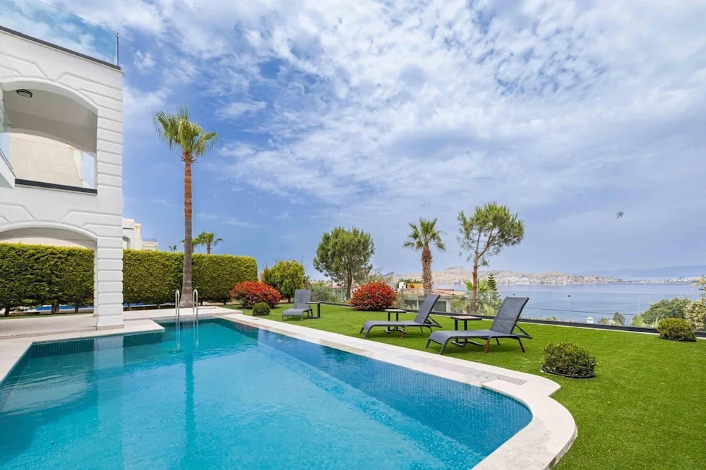 Stunning Villa with Private Pool and Luxuriest Views