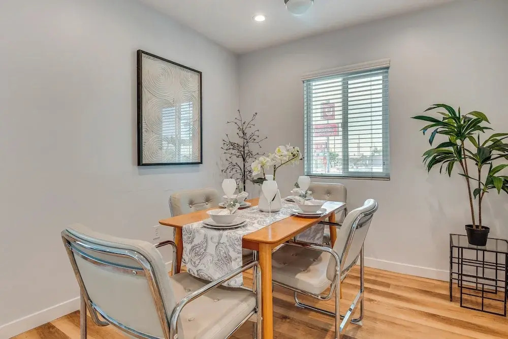 4 Mi to Sofi Stadium, Fenced Yard: Modern Retreat!