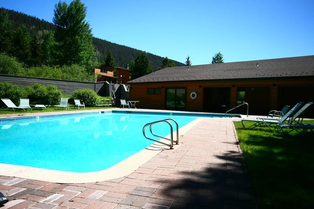 Tennis Townhomes 1335