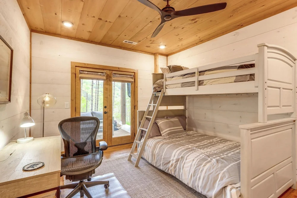Blue Ridge Cabin w/ Hot Tub, Deck & Mountain Views