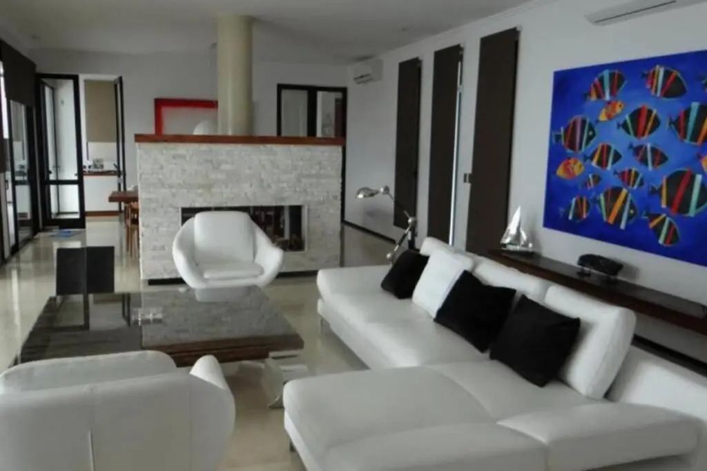 Espectacular casa con piscina y vistas únicas a Bosque y Laguna a metros de canchas de Tenis y Golf