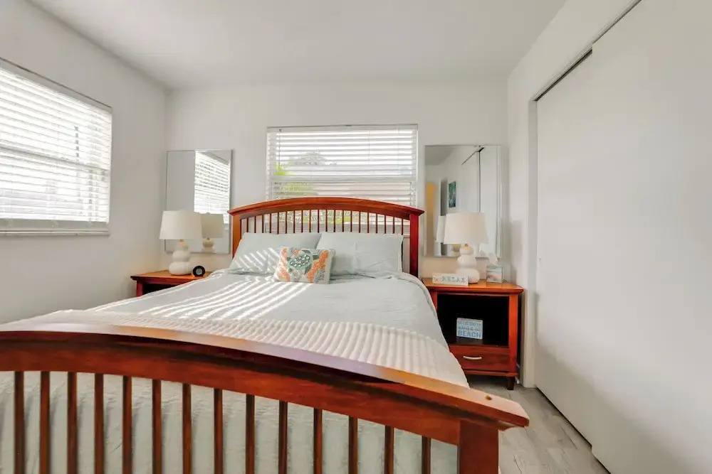 Canal-front Haven: Pool, Dock & Lanai in Palmetto
