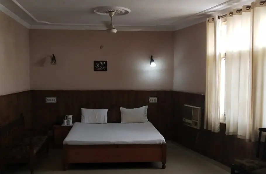 OYO 4064 Maharaja Hotel