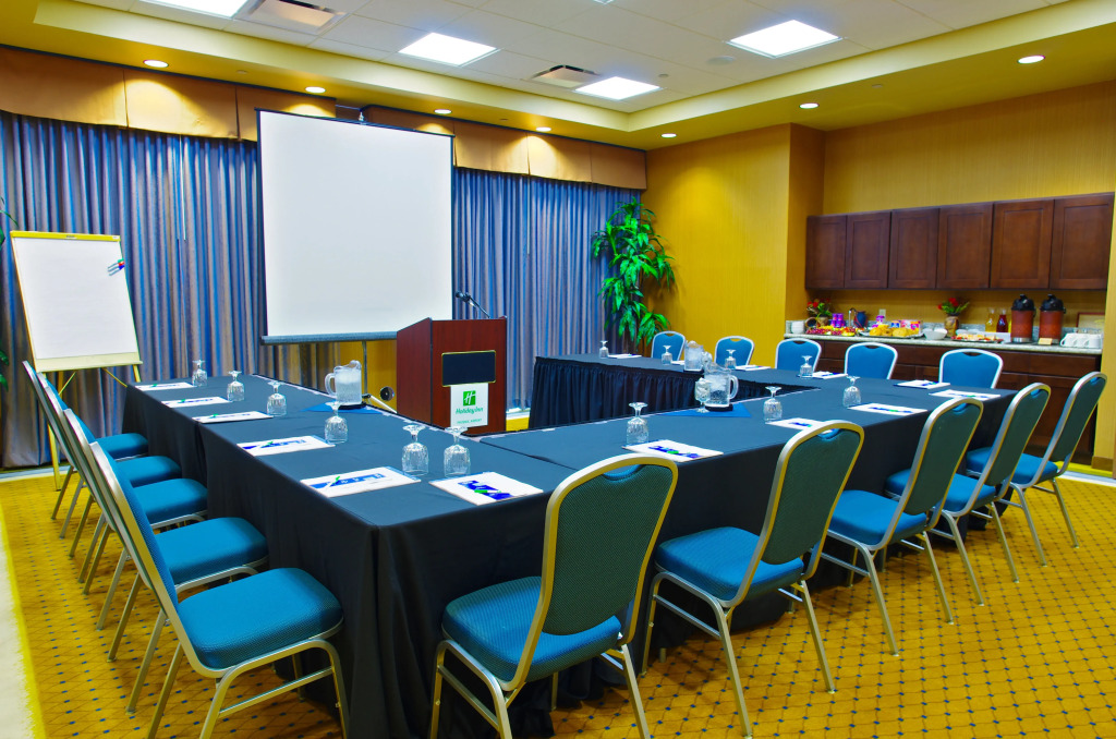 Holiday Inn & Suites Phoenix Airport by IHG