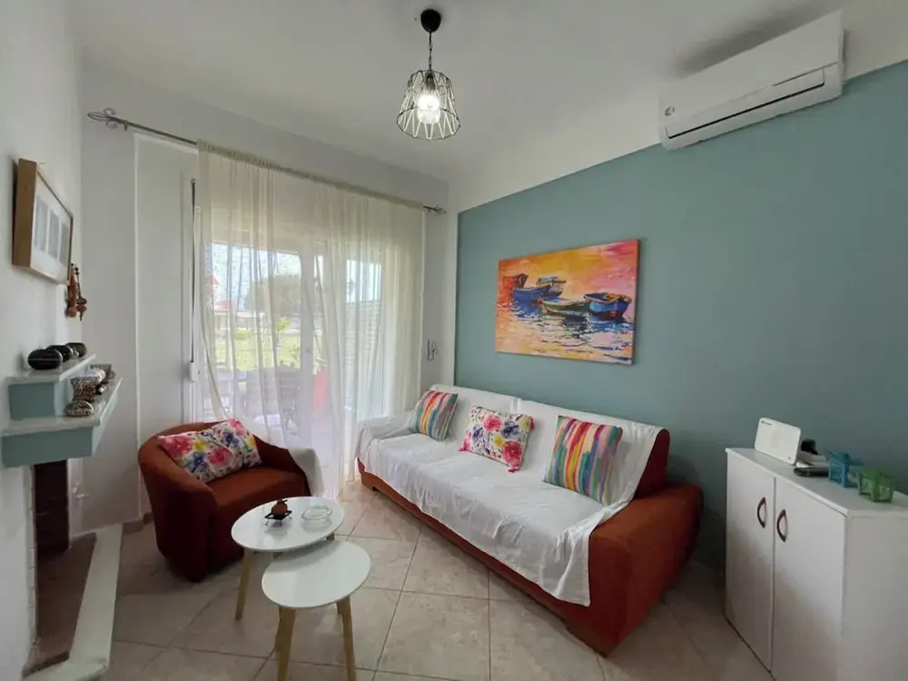 Cozy Dora's Beach House Offers Panoramic Views of Sea!