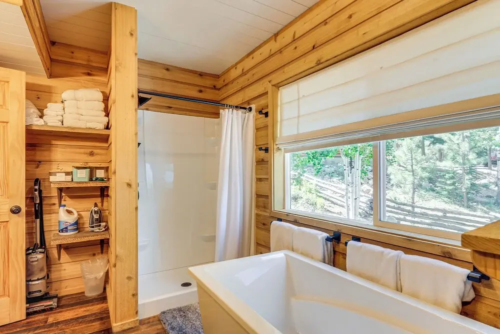 Inviting Utah Cabin w/ Spacious Deck + Fireplace!