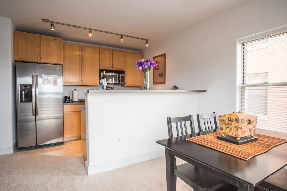 Spacious Townhome w Parking by Frontdesk