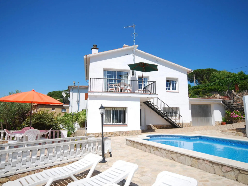Tempting Villa in Lloret de Mar with Private Swimming Pool