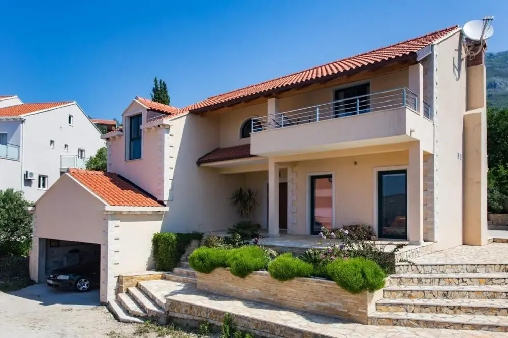 Villa Avoca - Four Bedroom Apartment With Two Balconies and Swimming Pool ID Direct Booker 2124