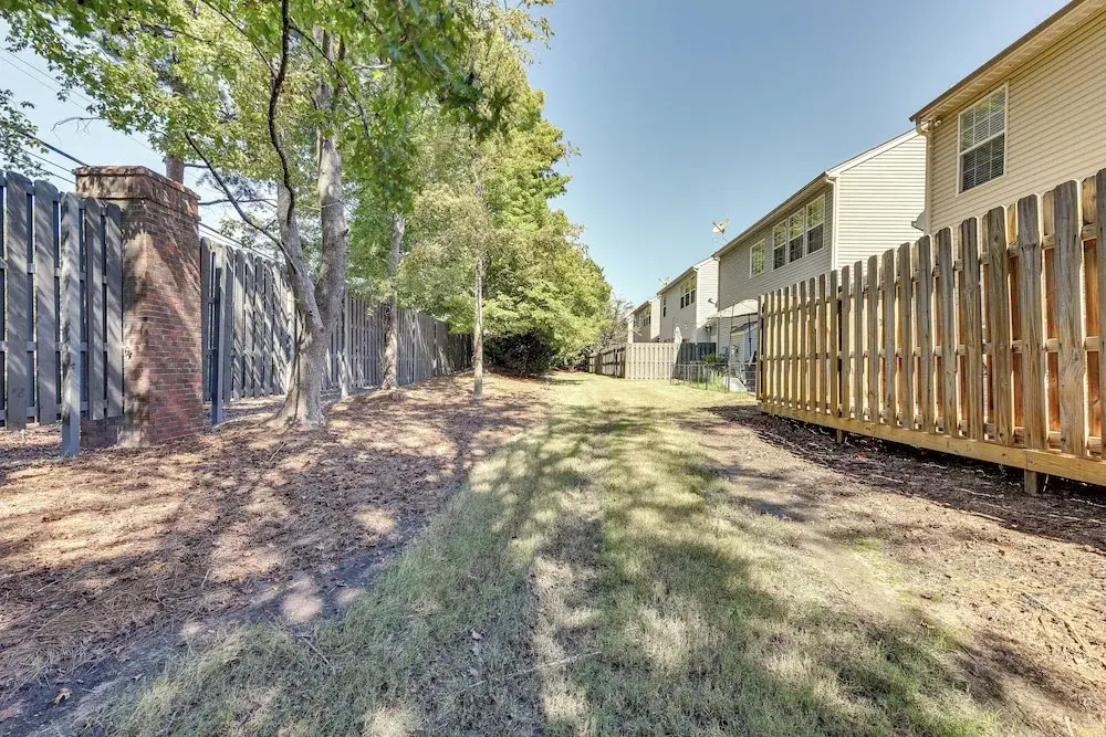 Charlotte Townhome w/ Deck: 18 Mi to Downtown!