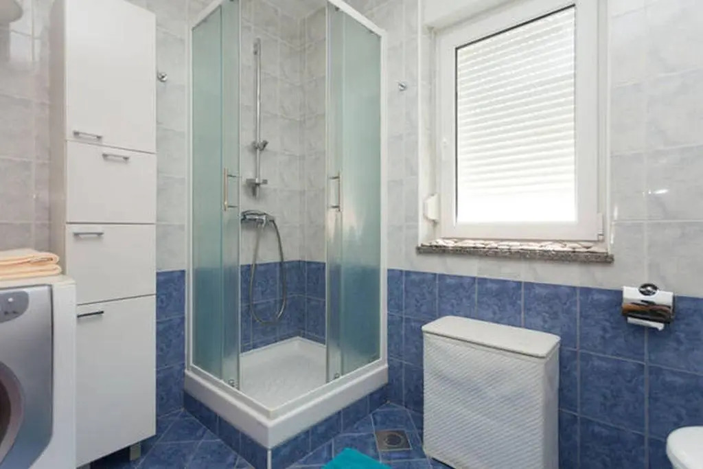 Leona Apartment