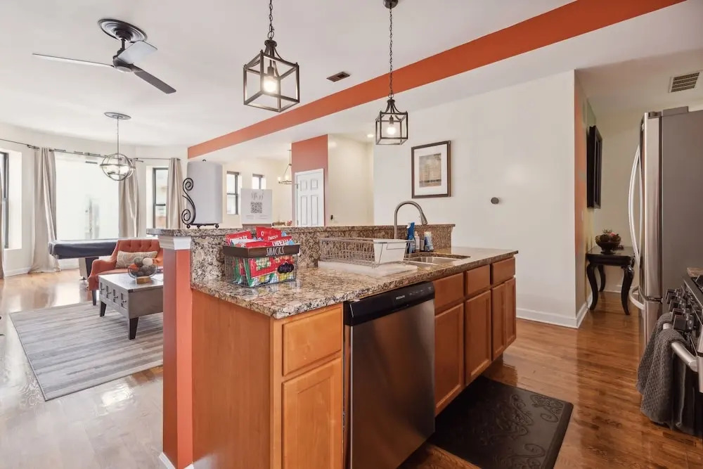 Spacious 4BR Condo Pool Table Near McCormick