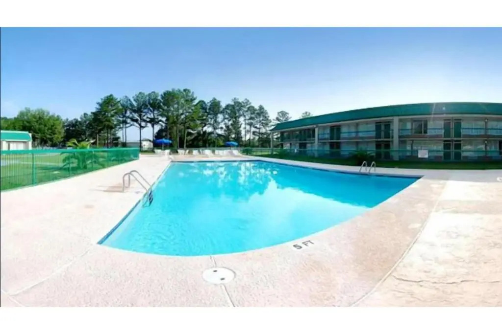 Travelers Inn Douglas By OYO US-441
