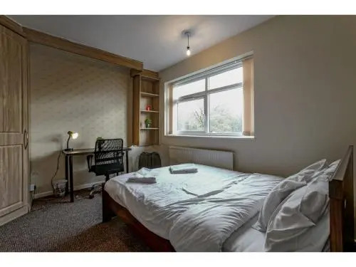 Spacious, quiet dwelling for up to 6, Manchester