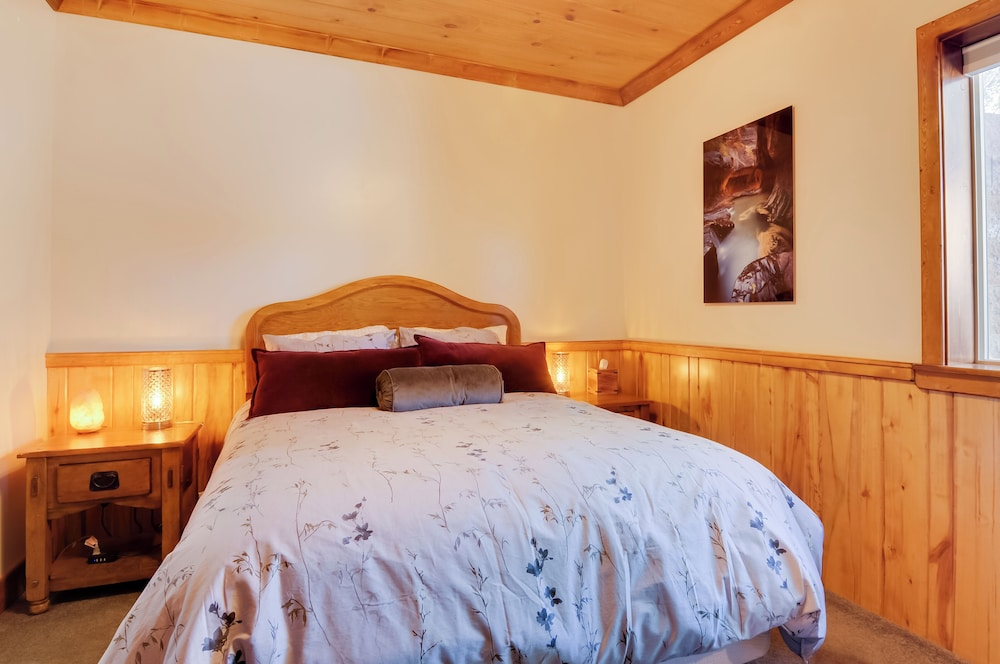 Woodsy Alton Couple's Retreat Near Bryce Canyon