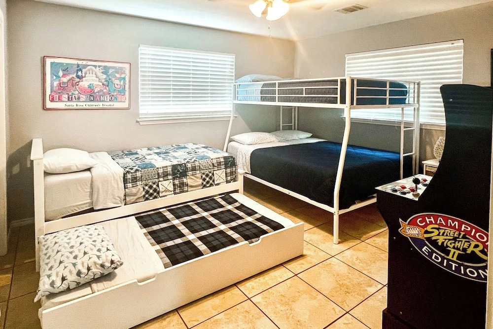 San Antonio Home w/ Pool & Hot Tub Near Seaworld!